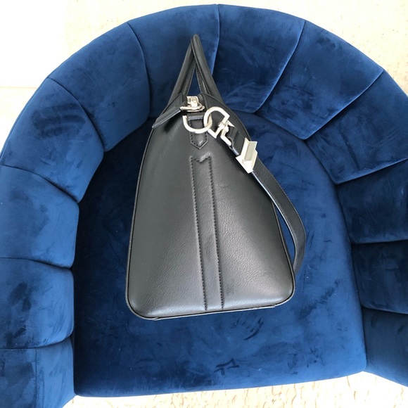GIVENCHY MEDIUM ANTIGONA BAG IN GRAINED LEATHER - Picture 3 of 7